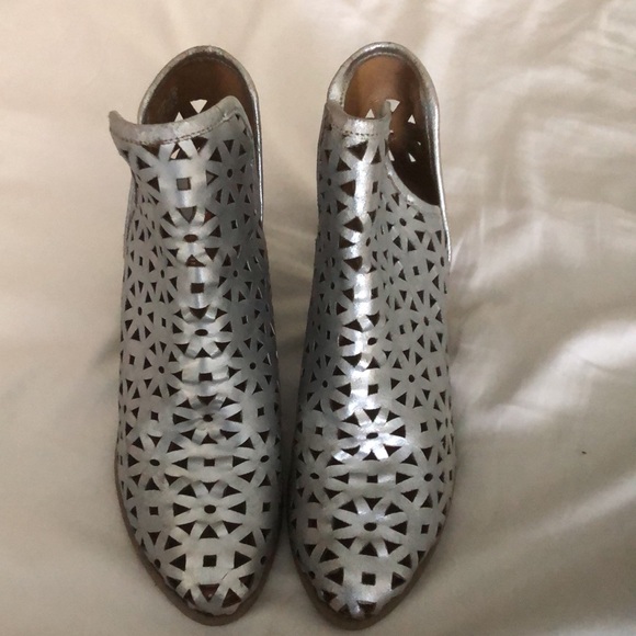 Anthropologie Musse & Cloud Silver Booties Sz 10 - Picture 2 of 12
